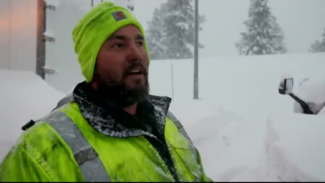 Truckee, CA dig out from epic blizzard of 2024 - Semi Recovery - Plows - Snow Train - 4k