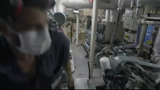 LE REMORQUEUR  L'EQUIPAGE A LA MANOEUVRE