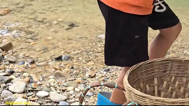 fishing ancient fishing techniques,fishing with worms  Highland boy Khai catches catfish for sale