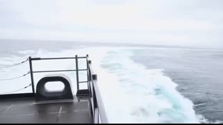 Why MONSTROUS WAVES can't sink the US Navy's BIGGEST aircraft carrier