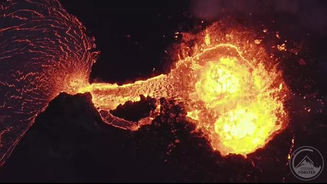 ICELANDIC VOLCANO ERUPTION 4K - Flying through the lava