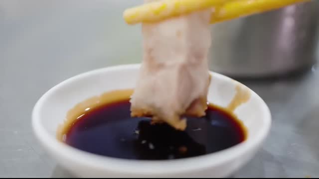 Thailand’s KING of CRISPY PORK BELLY!! (Best Thai Street Food!)