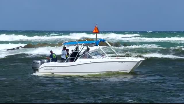 BOAT MAKING U TURN GONE WRONG AT BOCA INLET !!   HAULOVER INLET   WAVY BOATS