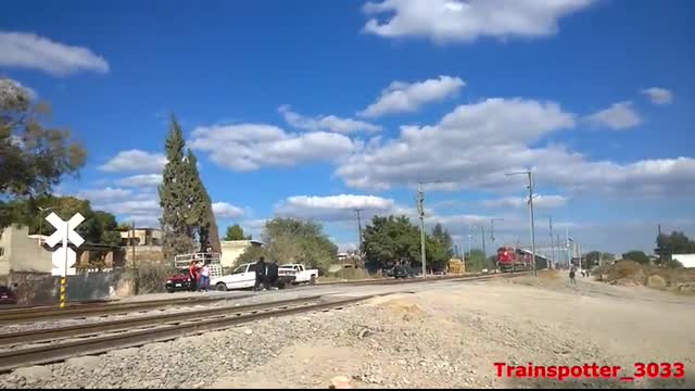 ATASCADO en la vía y se lo LLEVA el TREN! - Santa María Magdalena, QRO
