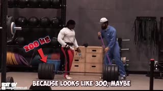 BODYBUILDER VS CLEANER ??   Anatoly GYM PRANK #17