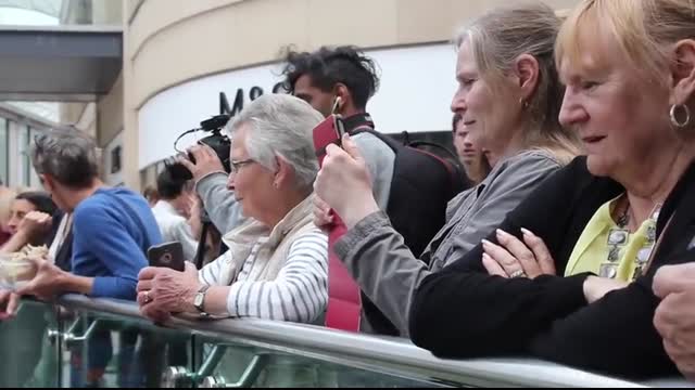 A surprise performance of Ravel's Bolero stuns shoppers!