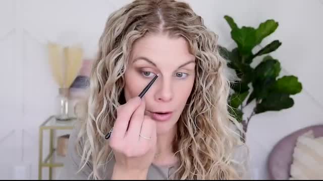 APPLY YOUR EYESHADOW PERFECTLY EVERY TIME!