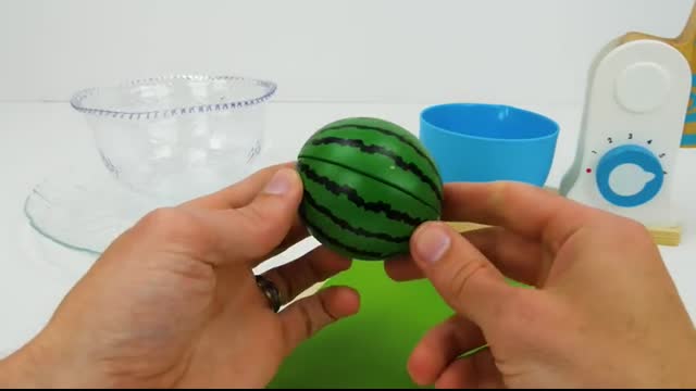 Toy Learning Video for Toddlers - Learn Spanish Colors, Shapes, and Numbers with a Birthday Cake!