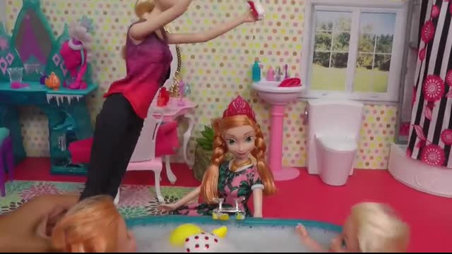 Ice bath !  Elsa & Anna toddlers ! Bubbles - Foam