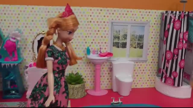 Ice bath !  Elsa & Anna toddlers ! Bubbles - Foam