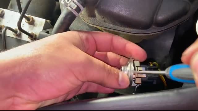 How to Change Headlight Bulb on Mercedes ML350 ML500 W164   Low Beam Bulb Replacement